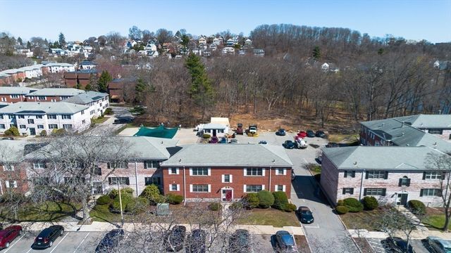 137 Lake Shore Rd 4, Boston, MA 02135