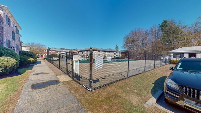 137 Lake Shore Rd 4, Boston, MA 02135