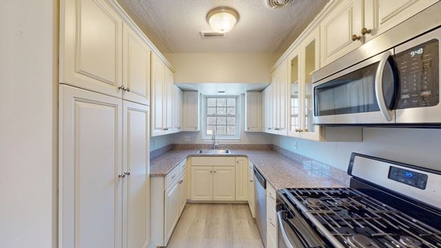 137 Lake Shore Rd 4, Boston, MA 02135