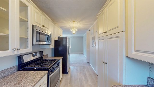 137 Lake Shore Rd 4, Boston, MA 02135