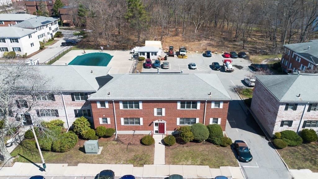 137 Lake Shore Rd 4, Boston, MA 02135