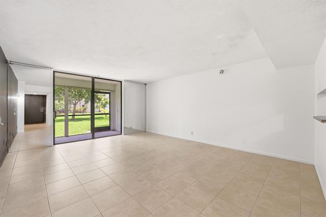 5160 Las Verdes Circle Unit 101, Delray Beach, FL 33484