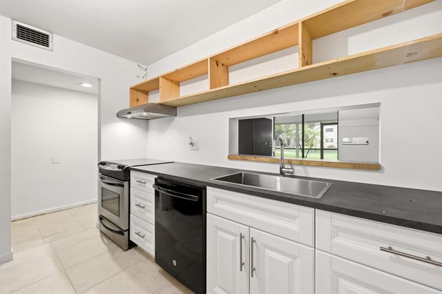 5160 Las Verdes Circle Unit 101, Delray Beach, FL 33484