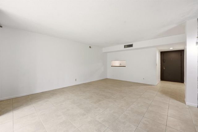 5160 Las Verdes Circle Unit 101, Delray Beach, FL 33484