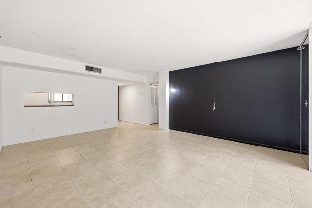 5160 Las Verdes Circle Unit 101, Delray Beach, FL 33484