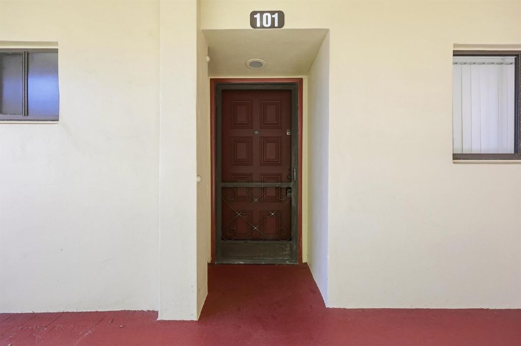 5160 Las Verdes Circle Unit 101, Delray Beach, FL 33484