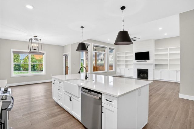 3805 E Hutcheson Avenue, Springfield, MO 65802