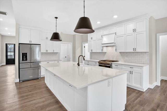 3805 E Hutcheson Avenue, Springfield, MO 65802