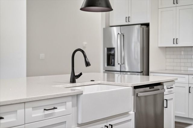 3805 E Hutcheson Avenue, Springfield, MO 65802