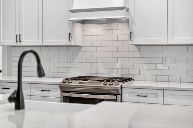 3805 E Hutcheson Avenue, Springfield, MO 65802