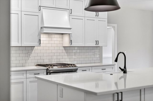 3805 E Hutcheson Avenue, Springfield, MO 65802