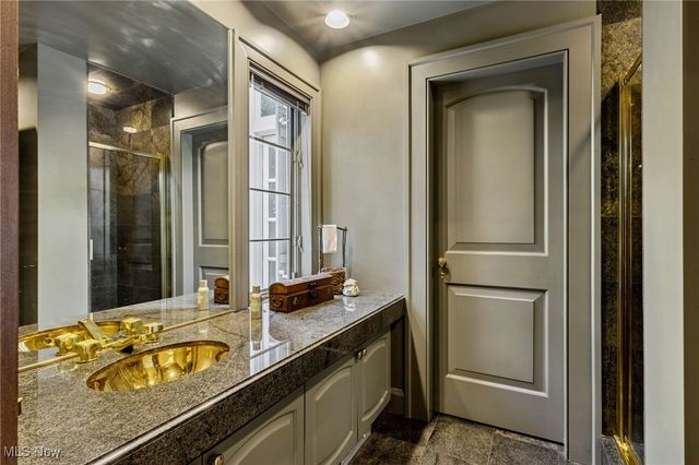 400 Hunters Hollow Drive SE, Warren, OH 44484