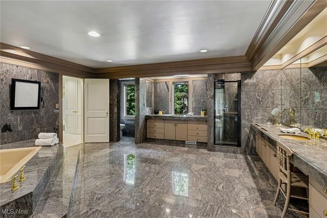 400 Hunters Hollow Drive SE, Warren, OH 44484