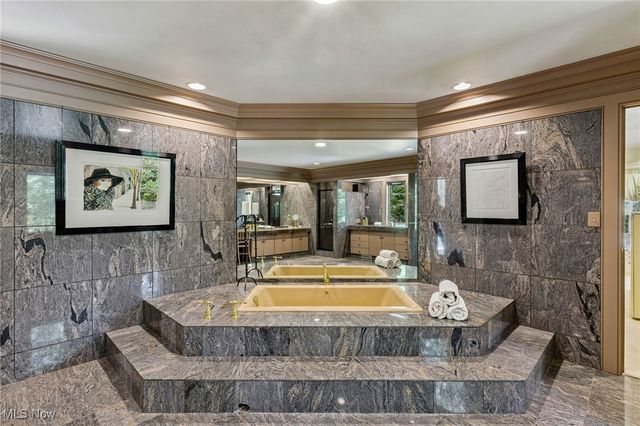 400 Hunters Hollow Drive SE, Warren, OH 44484