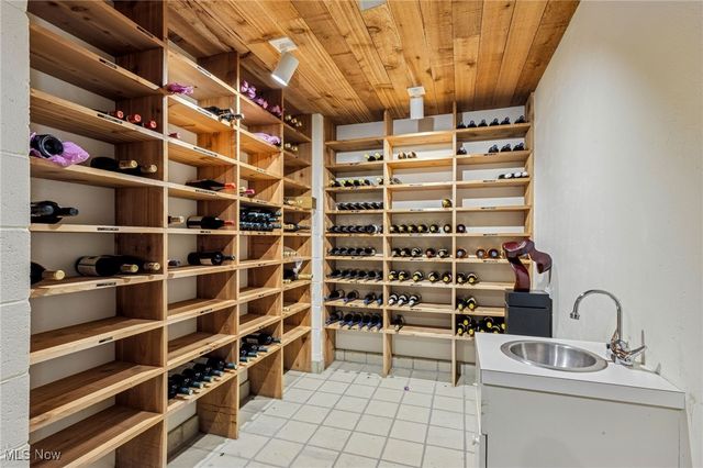 400 Hunters Hollow Drive SE, Warren, OH 44484