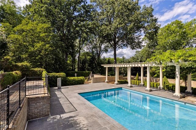 400 Hunters Hollow Drive SE, Warren, OH 44484