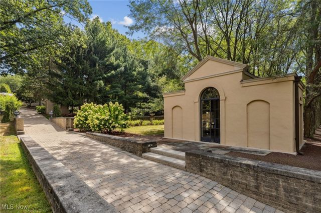 400 Hunters Hollow Drive SE, Warren, OH 44484