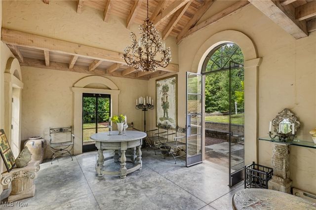 400 Hunters Hollow Drive SE, Warren, OH 44484