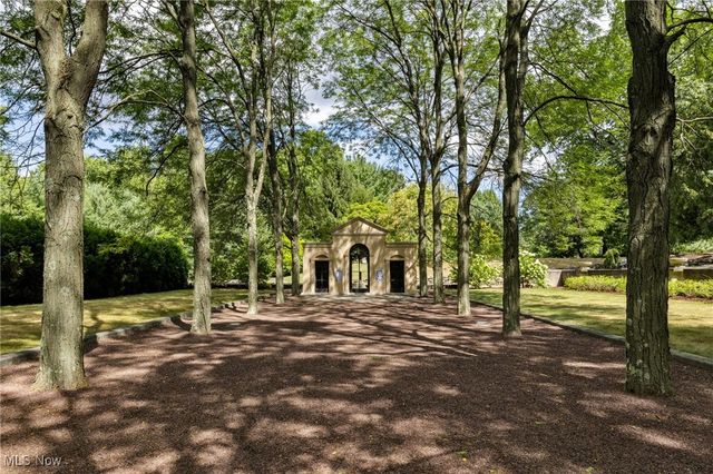 400 Hunters Hollow Drive SE, Warren, OH 44484