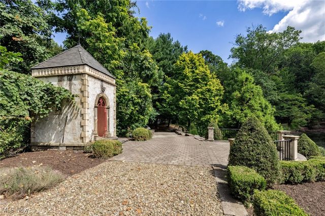 400 Hunters Hollow Drive SE, Warren, OH 44484