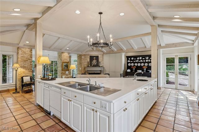 400 Hunters Hollow Drive SE, Warren, OH 44484