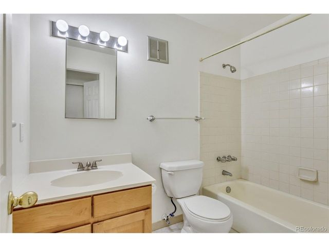 2471 S Xanadu Way B, Aurora, CO 80014