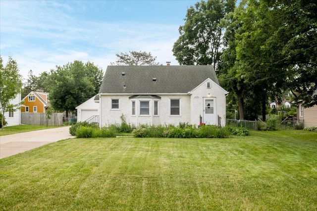 2476 Stillwater Road E, Maplewood, MN 55119