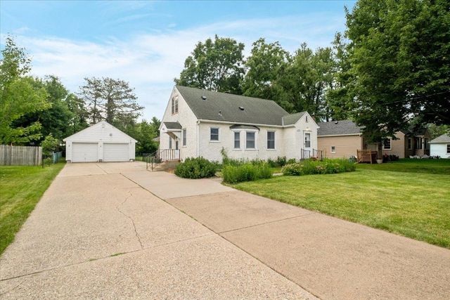 2476 Stillwater Road E, Maplewood, MN 55119