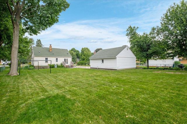 2476 Stillwater Road E, Maplewood, MN 55119