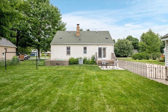 2476 Stillwater Road E, Maplewood, MN 55119