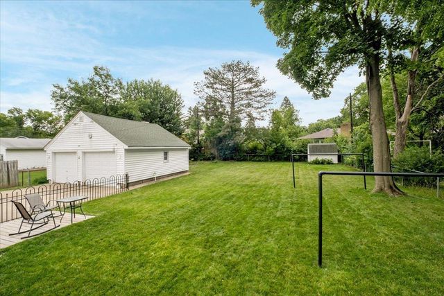 2476 Stillwater Road E, Maplewood, MN 55119