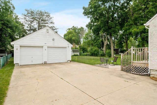 2476 Stillwater Road E, Maplewood, MN 55119