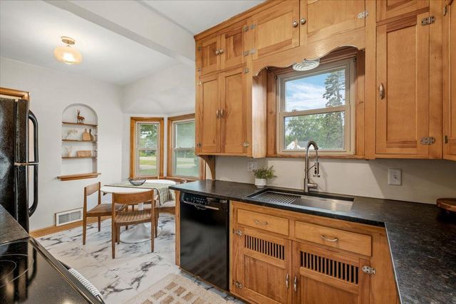 2476 Stillwater Road E, Maplewood, MN 55119