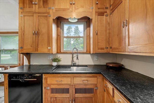 2476 Stillwater Road E, Maplewood, MN 55119