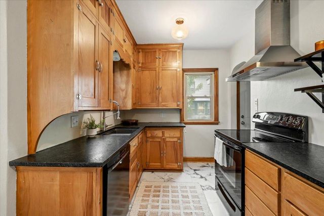 2476 Stillwater Road E, Maplewood, MN 55119