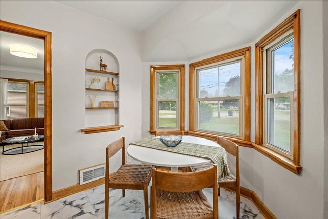2476 Stillwater Road E, Maplewood, MN 55119
