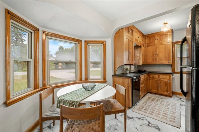 2476 Stillwater Road E, Maplewood, MN 55119