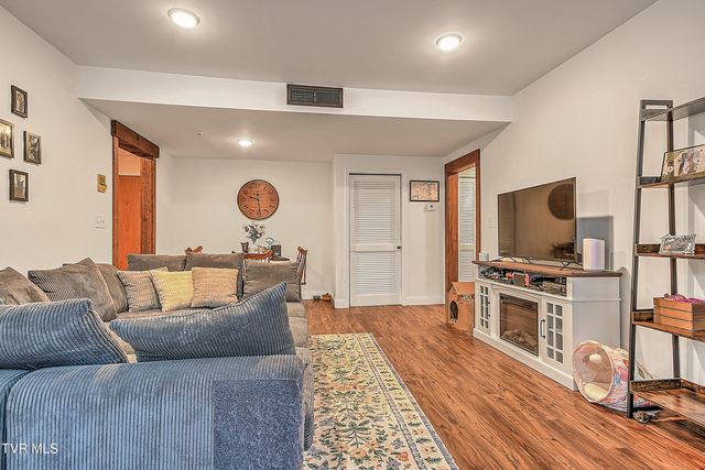 701 West Locust Street Apt 17, Johnson City, TN 37604