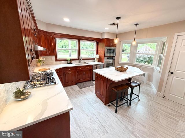 373 KINGS HWY, Swedesboro, NJ 08085