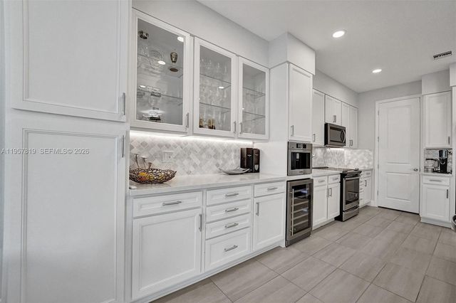 1033 Eucalyptus Dr, Hollywood, FL 33021