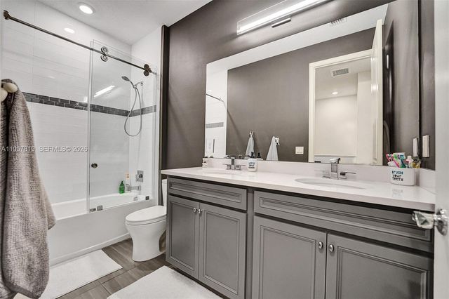 1033 Eucalyptus Dr, Hollywood, FL 33021