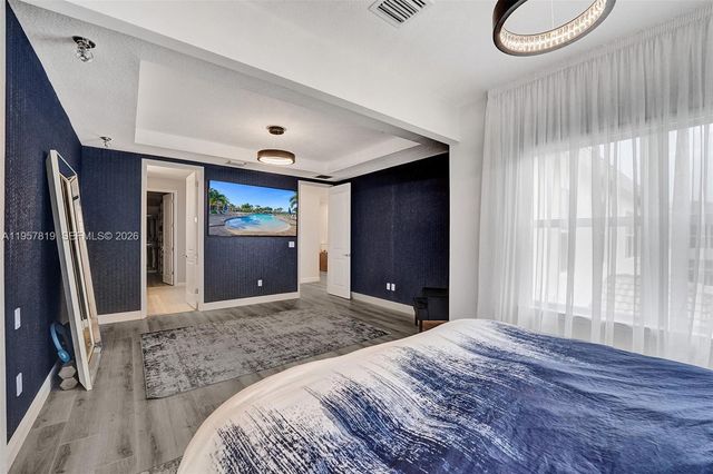 1033 Eucalyptus Dr, Hollywood, FL 33021