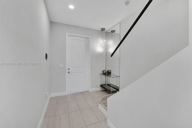 1033 Eucalyptus Dr, Hollywood, FL 33021