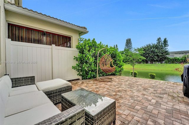 1033 Eucalyptus Dr, Hollywood, FL 33021