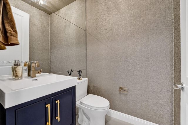 1033 Eucalyptus Dr, Hollywood, FL 33021