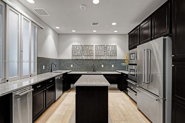 1033 Eucalyptus Dr, Hollywood, FL 33021