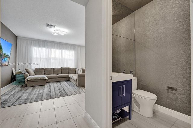 1033 Eucalyptus Dr, Hollywood, FL 33021