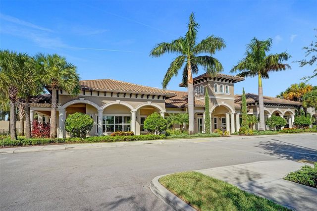 1033 Eucalyptus Dr, Hollywood, FL 33021