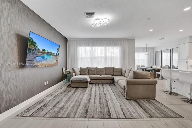 1033 Eucalyptus Dr, Hollywood, FL 33021