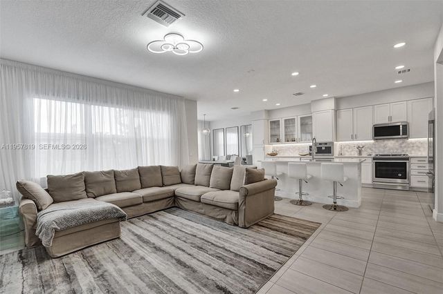 1033 Eucalyptus Dr, Hollywood, FL 33021